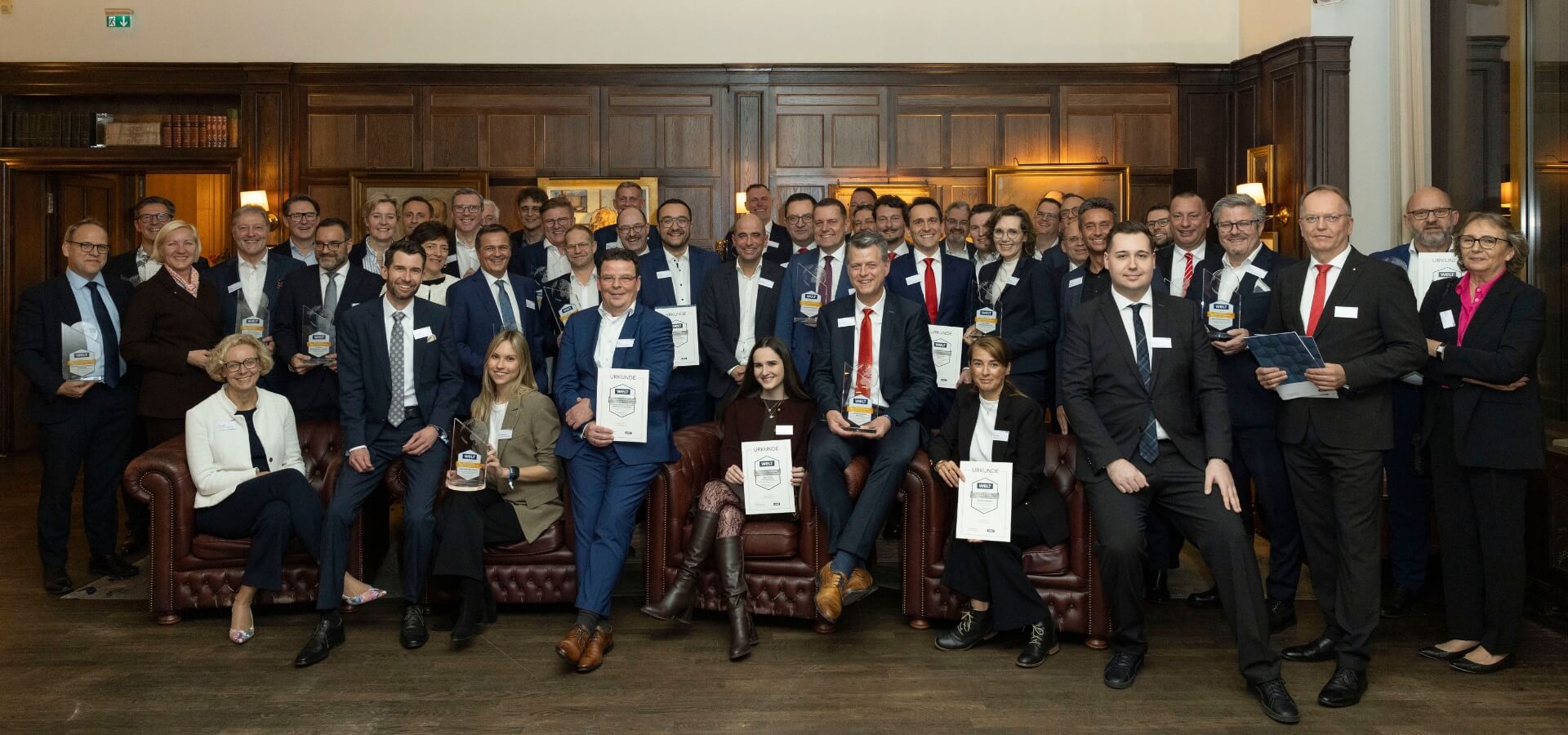 Banken-Qualitätstest 2025: Die große Runde der Ausgezeichneten traf sich im 19. Stock des Axel-Springer-Hochhauses in Berlin, um im Journalistenclub gemeinsam zu feiern.