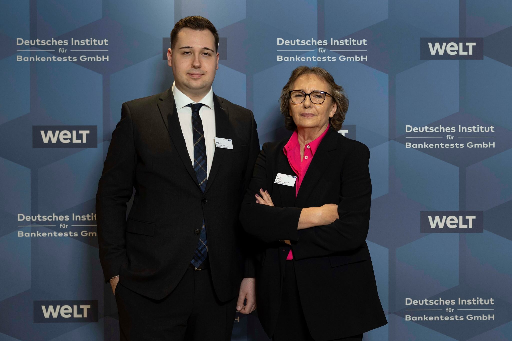 Susanne Effert, Geschäftsführerin der Deutschen Institut für Bankentests GmbH, mit ihrem Sohn Paul bei der Berliner Preisverleihung